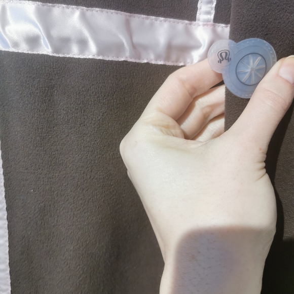 Like new Lululemon size 4 apres ski rainproof jacket - Picture 10 of 16